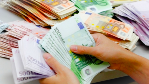 جريدة الاخبار 24 % - تحويلات المغاربة المقيمين في الخارج تعزز الاحتياطات النقدية للمغرب