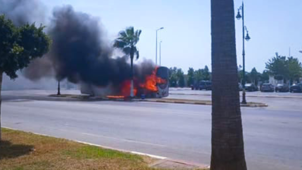 جريدة الاخبار 24 % - حريق مهول يلتهم حافلة نقل المسافرين بالعرائش