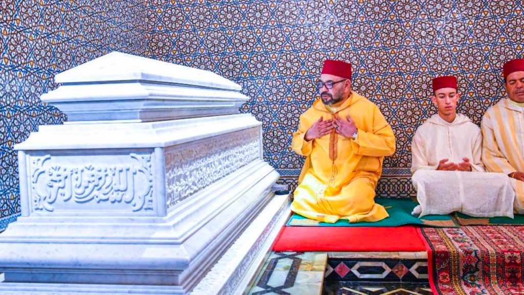 أمير المؤمنين الملك محمد السادس يترأس حفلا دينيا بمناسبة الذكرى 25 لوفاة الملك الحسن الثاني - 2026 جريدة الاخبار 24 % - أمير المؤمنين الملك محمد السادس يترأس حفلا دينيا بمناسبة الذكرى 25 لوفاة الملك الحسن الثاني