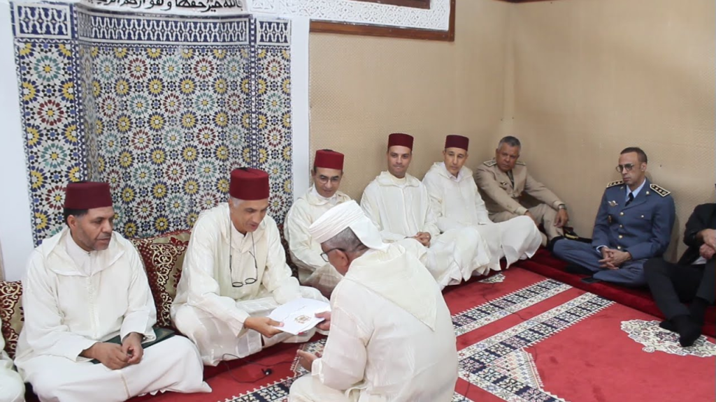 جريدة الاخبار 24 % - تسليم هبة ملكية للشرفاء المرانيين بضريح الوالي الصالح سيدي عزوز