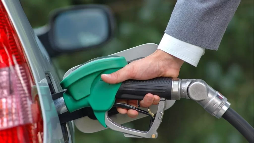 تخفيض أسعار المحروقات هل له تأثير إيجابي على الاقتصاد وحياة المواطنين بالمغرب؟ - 2026 جريدة الاخبار 24 % - تخفيض أسعار المحروقات هل له تأثير إيجابي على الاقتصاد وحياة المواطنين بالمغرب؟