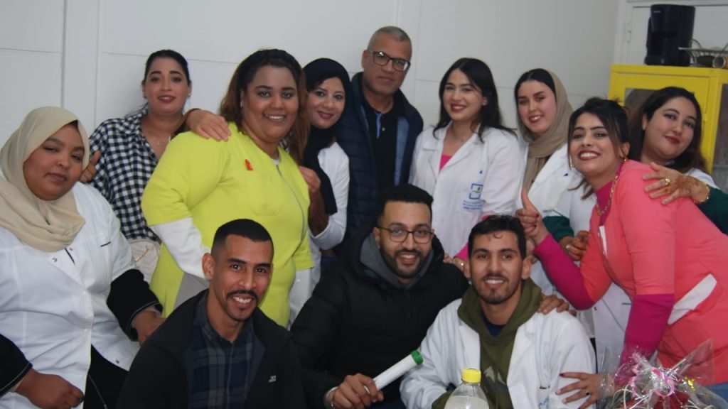 جريدة الاخبار 24 % - احتفال مميز يجمع الزملاء والفريق الطبي في حفل عيد ميلاد مريم