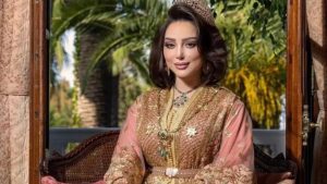 جريدة الاخبار 24 % - الفنانة بسمة بوسيل تتألق بالزي التقليدي وتجذب الأنظار بمدينة طنجة