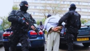 جريدة الاخبار 24 % - فرنسا تجرد مغربيا من جنسيته وترحله إلى بلده الأصلي