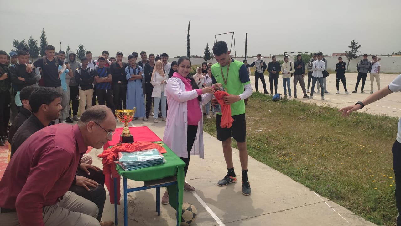 جريدة الاخبار 24 % - اختتام دوري الرمضاني لكرة القدم لتلاميذ ثانوية الوفاء التأهيلية سيدي الكامل إقليم سيدي قاسم