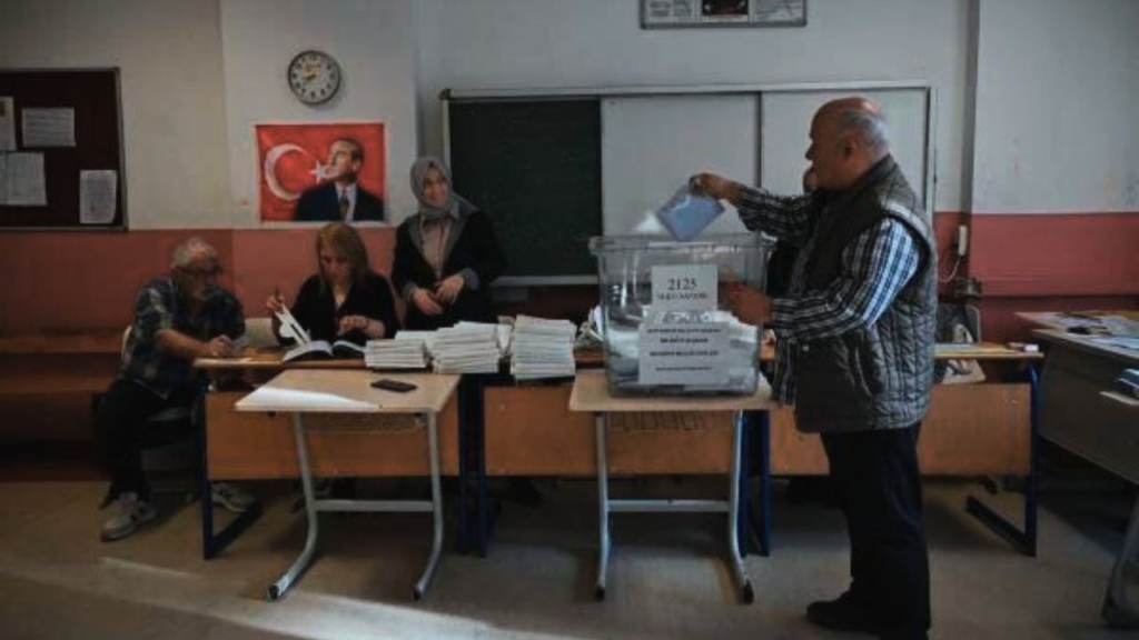 جريدة الاخبار 24 % - تفوق حزب الشعب الجمهوري في الانتخابات المحلية التركية هل يشكل تحولا سياسيا؟