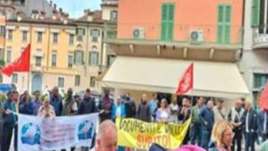 جريدة الاخبار 24 % - وقفة احتجاجية ضد تأخر تجديد رخص الاقامة للمهاجرين ببريشيا ايطاليا