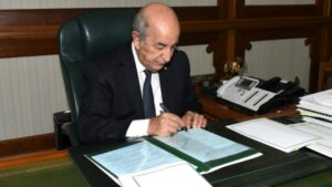 جريدة الاخبار 24 % - الرئيس الجزائري يمنح الجيش سلطات جديدة بقطاعات مدنية 