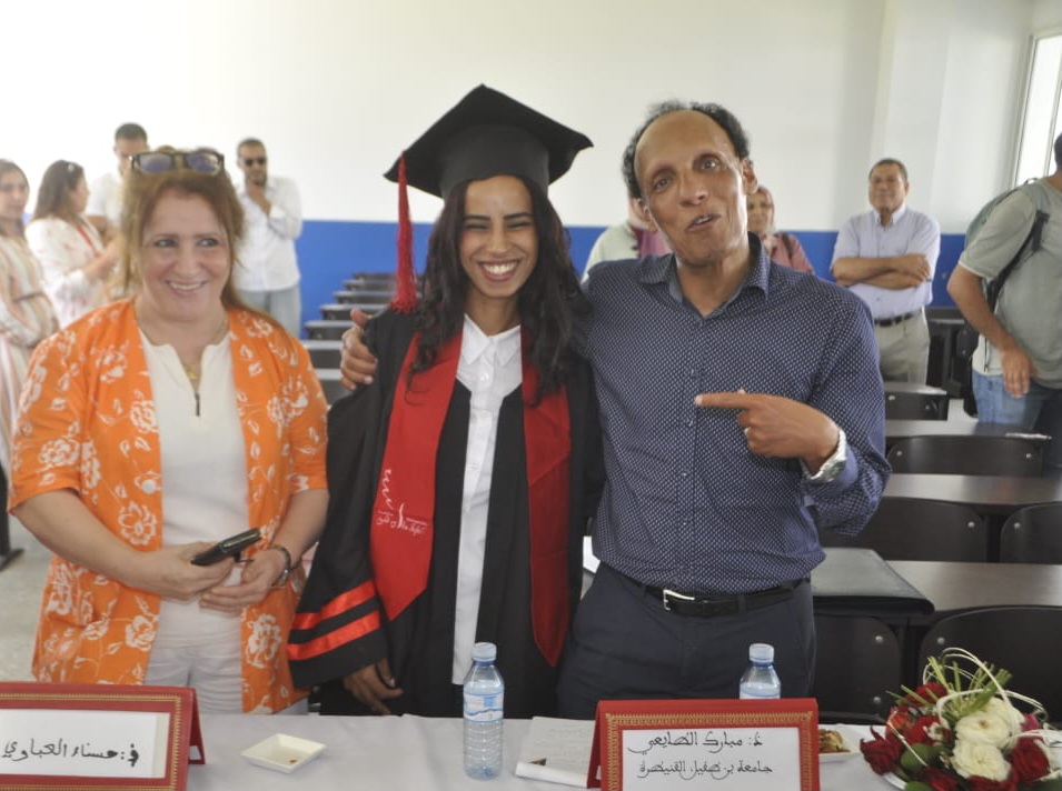 جريدة الاخبار 24 % - رحلة تحقيق حلم أكاديمي للطالبة حكيمة القرقوري من الطموح إلى الإنجاز