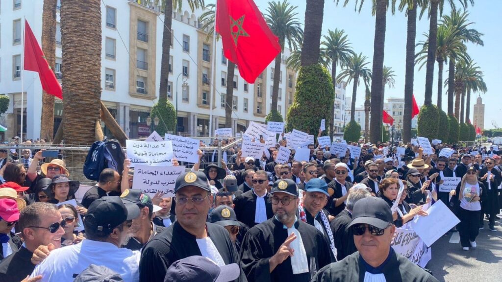 جريدة الاخبار 24 % - وقفة احتجاجية لجمعية هيئات المحامين أمام البرلمان المغربي حول قانون المسطرة المدنية