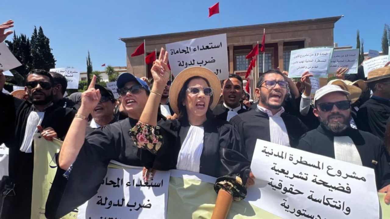 جريدة الاخبار 24 % - وقفة احتجاجية لجمعية هيئات المحامين أمام البرلمان المغربي حول قانون المسطرة المدنية