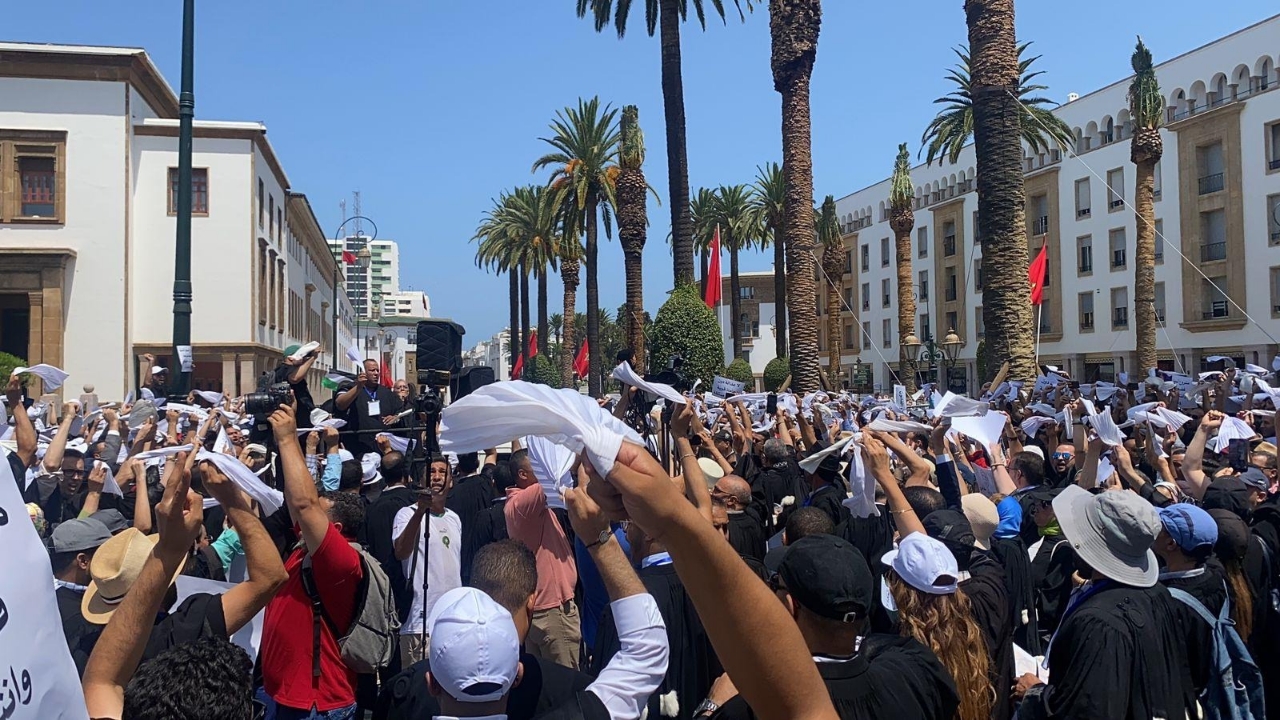 جريدة الاخبار 24 % - وقفة احتجاجية لجمعية هيئات المحامين أمام البرلمان المغربي حول قانون المسطرة المدنية