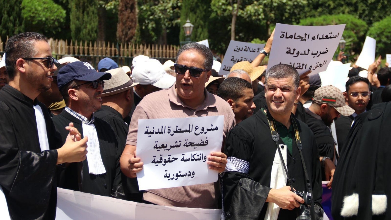 جريدة الاخبار 24 % - وقفة احتجاجية لجمعية هيئات المحامين أمام البرلمان المغربي حول قانون المسطرة المدنية
