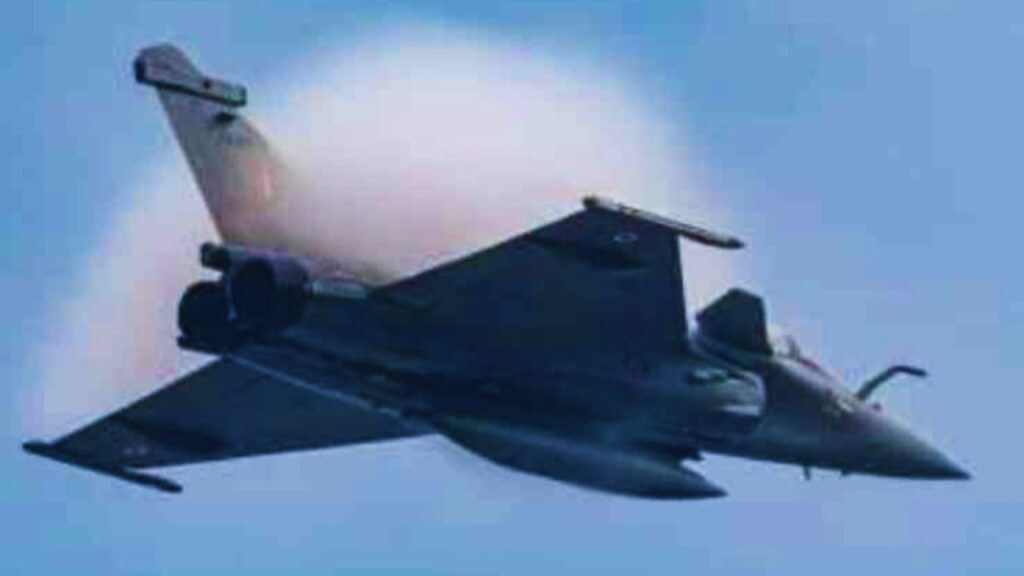 جريدة الاخبار 24 % - وفاة طيارين فرنسيين في حادث اصطادم جوي بين طائرتين مقاتلتين