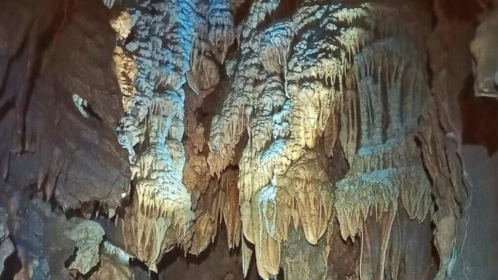 جريدة الاخبار 24 % - العمق المجهول مغارة فريواطو كنز طبيعي جيولوجي وتاريخي بقلب تازة