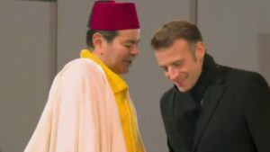 جريدة الاخبار 24 % - إيمانويل ماكرون يستقبل الأمير مولاي رشيد  بباحة كاتدرائية نوتردام بفرنسا