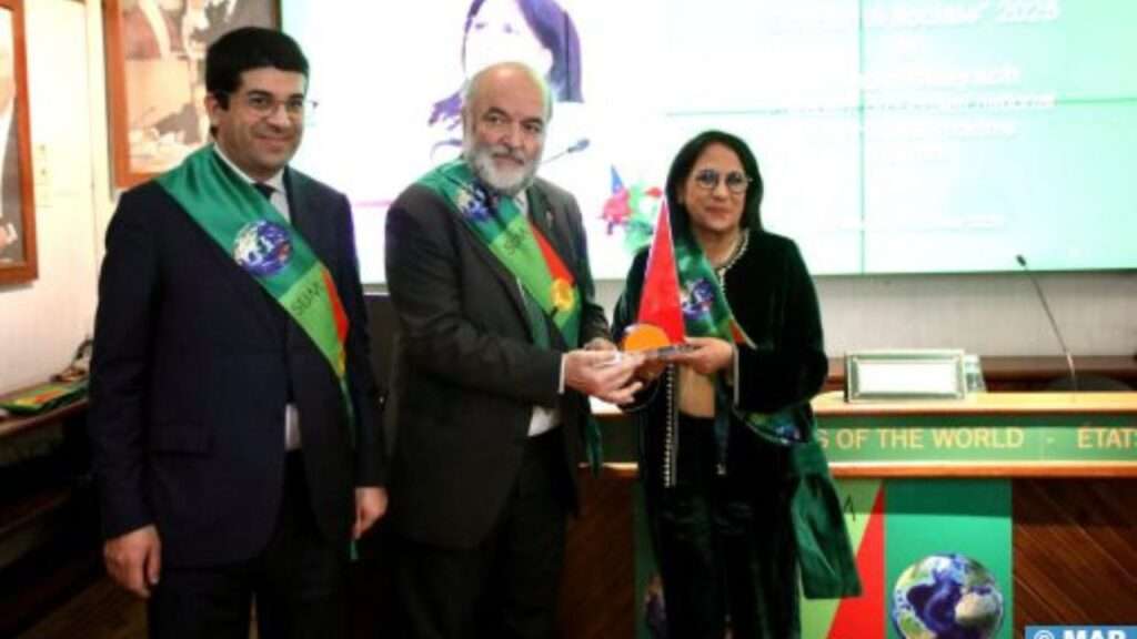 جريدة الاخبار 24 % - تتويج آمينة بوعياش بجائزة البحر الأبيض المتوسط بنابولي