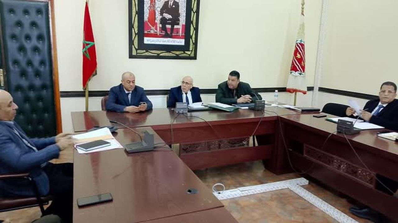 جريدة الاخبار 24 % - اجتماع بعمالة تاونات لتفعيل المبادرات التنموية بقطاع الصناعة التقليدية