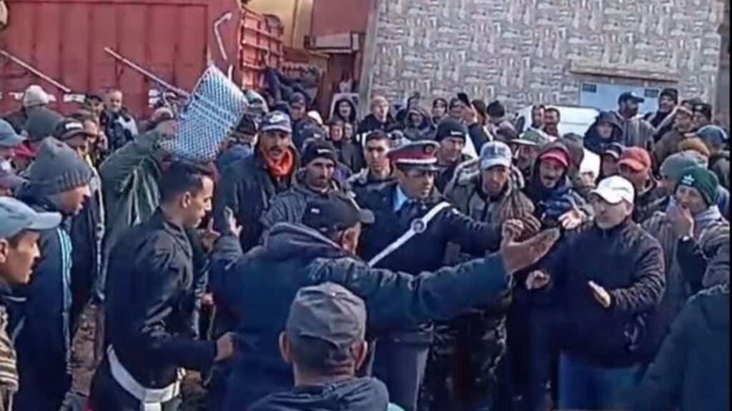 جريدة الاخبار 24 % - احتجاجات المواطنين من ارتفاع الأسعار بسوق رباط الخير إقليم صفرو