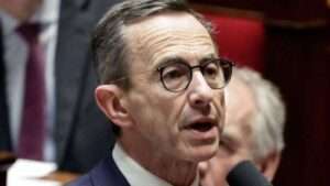 جريدة الاخبار 24 % - وزير الداخلية الفرنسي يلوح بالاستقالة ويكشف ازدواجية النظام العسكري الجزائري