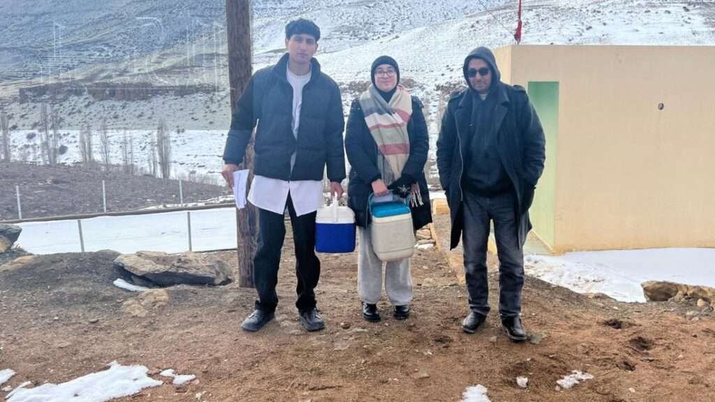 جريدة الاخبار 24 % - المرأة العاملة بالحقل الصحي درع المجتمع ورمز الأمل في زمن الحصبة