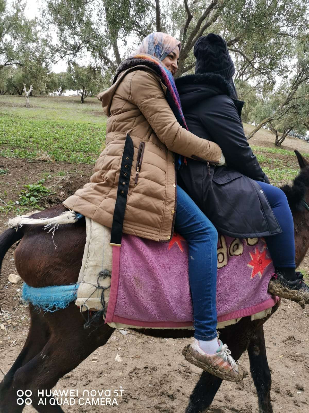 جريدة الاخبار 24 % - المرأة العاملة بالحقل الصحي درع المجتمع ورمز الأمل في زمن الحصبة