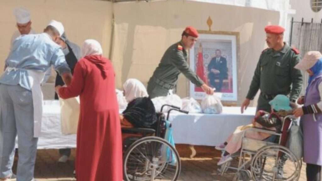 جريدة الاخبار 24 % - بتعليمات ملكية سامية الحرس الملكي يوزع وجبات الإفطار للأسر المحتاجة بعدة مدن