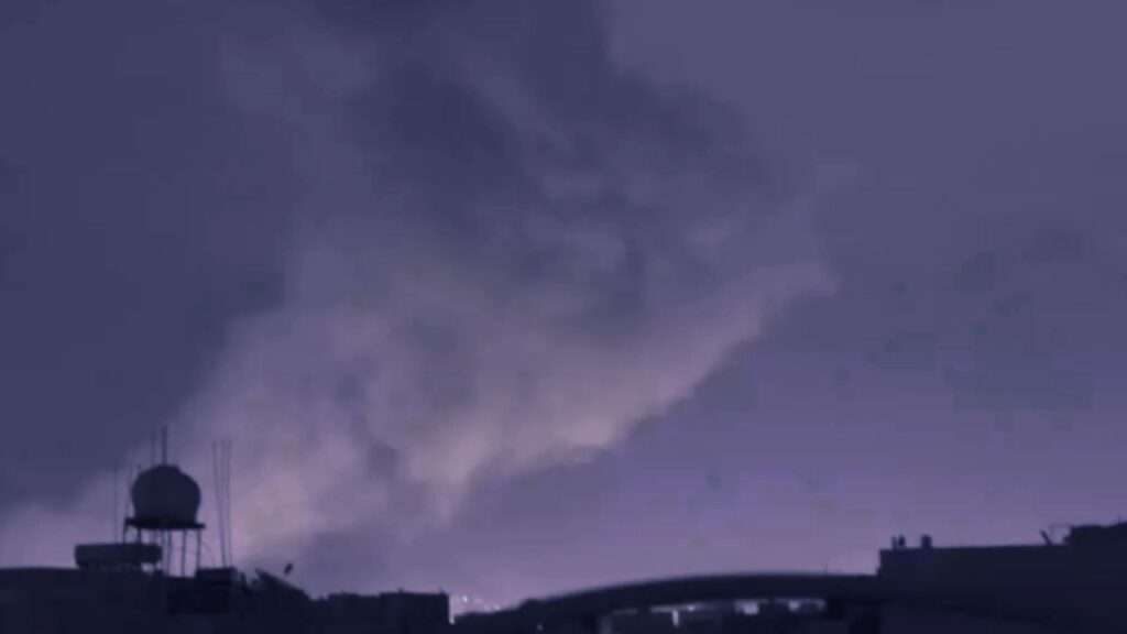 جريدة الاخبار 24 % - ضربات أمريكية للحوثيين رسالة قوية لإيران لأمن الملاحة البحرية