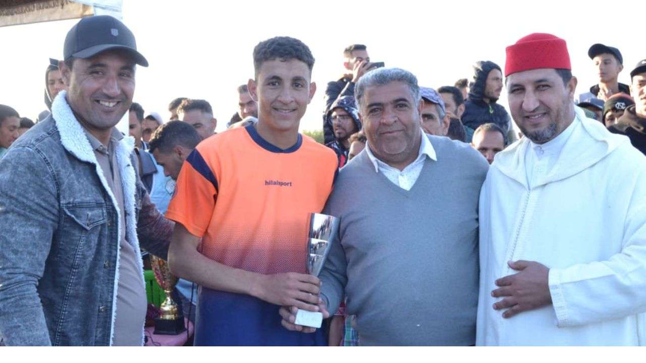 جريدة الاخبار 24 % - تتويج فريق السواسيين الشرقية بدوري الكرة المصغرة بسيدي الكامل