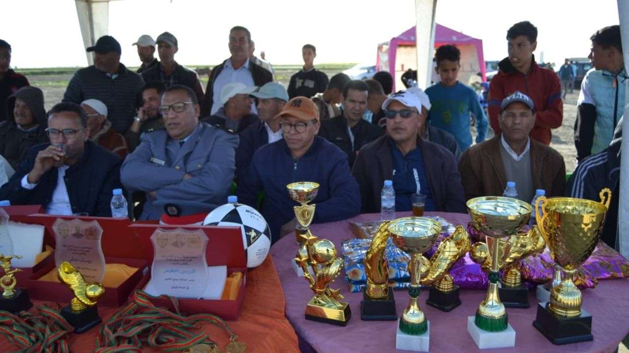 جريدة الاخبار 24 % - تتويج فريق السواسيين الشرقية بدوري الكرة المصغرة بسيدي الكامل