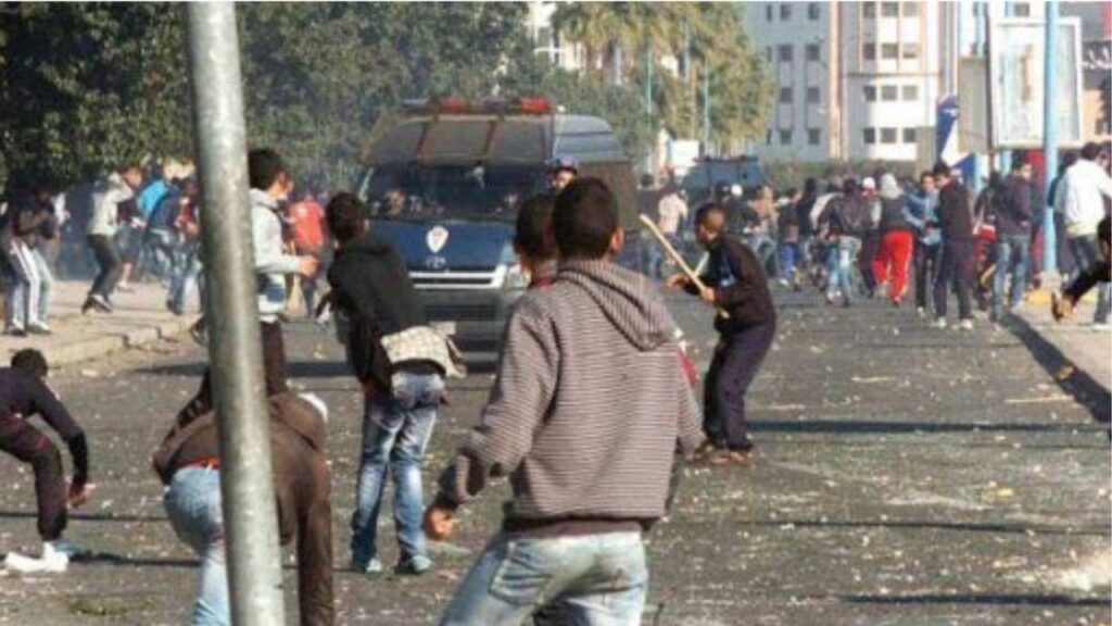 جريدة الاخبار 24 % - شغب جماهيري يعكر أجواء مباراة الوداد والجيش الملكي