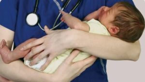 جريدة الاخبار 24 % - في يومها العالمي القابلة خط الدفاع الأول لحياة الأم والمولود