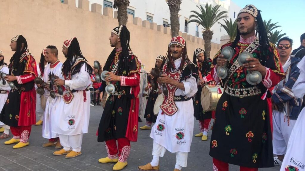 جريدة الاخبار 24 % - مهرجان كناوة يحتفي بوحدة الإيقاع والتنوع الإفريقي بالصويرة