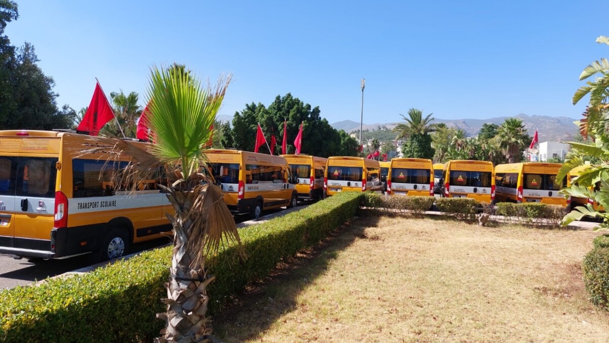 جريدة الاخبار 24 % - عامل اقليم تازة يشرف على تسليم حافلات للنقل المدرسي تخليدا لذكرى عيد العرش المجيد