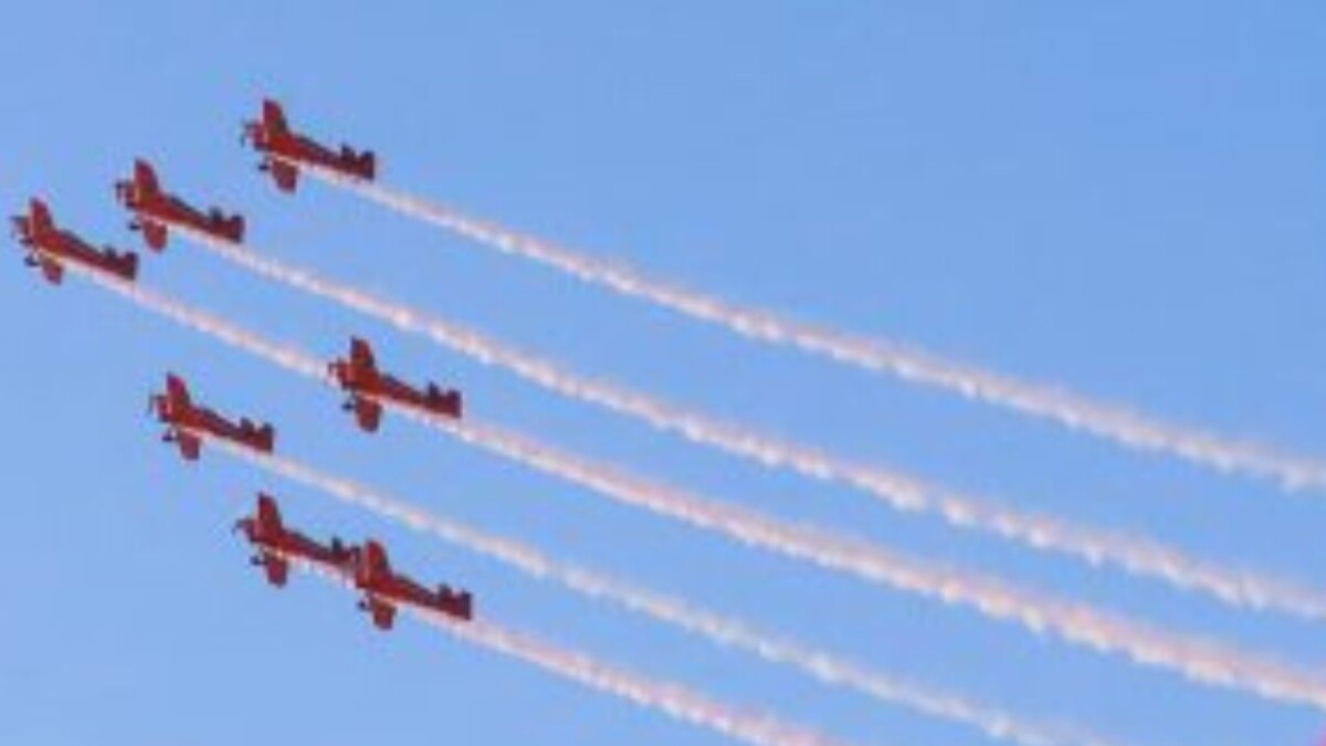 جريدة الاخبار 24 % - عروض جوية استثنائية لمظليي القوات المسلحة الملكية احتفاءا بعيد العرش