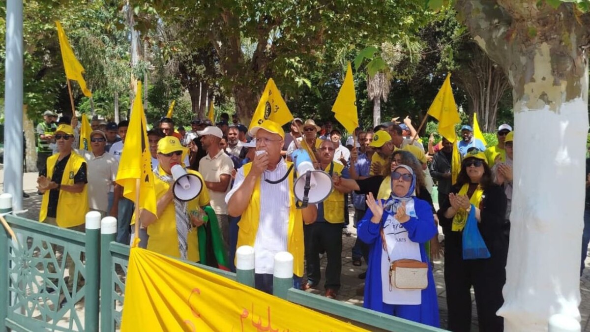 جريدة الاخبار 24 % - عمال النظافة بجماعة مولاي بوسلهام يطرقون أبواب الإنصاف بالقنيطرة