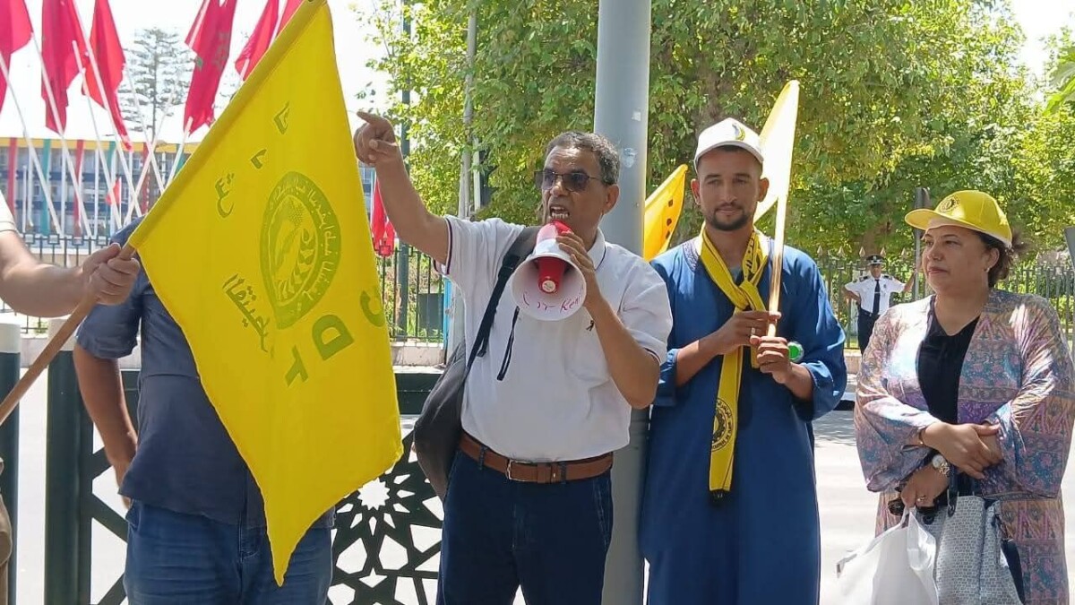 جريدة الاخبار 24 % - عمال النظافة بجماعة مولاي بوسلهام يطرقون أبواب الإنصاف بالقنيطرة