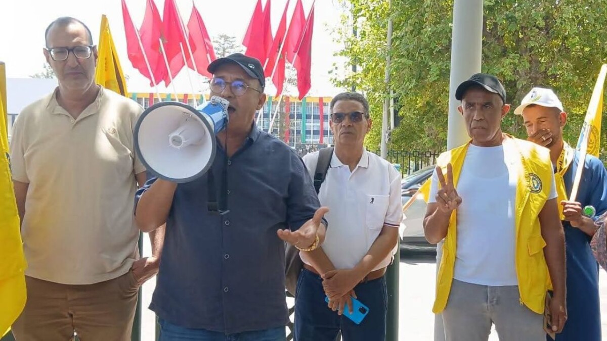 جريدة الاخبار 24 % - عمال النظافة بجماعة مولاي بوسلهام يطرقون أبواب الإنصاف بالقنيطرة