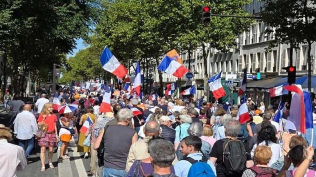 جريدة الاخبار 24 % - الأزمة الفرنسية بين المظاهرات والانقسام السياسي