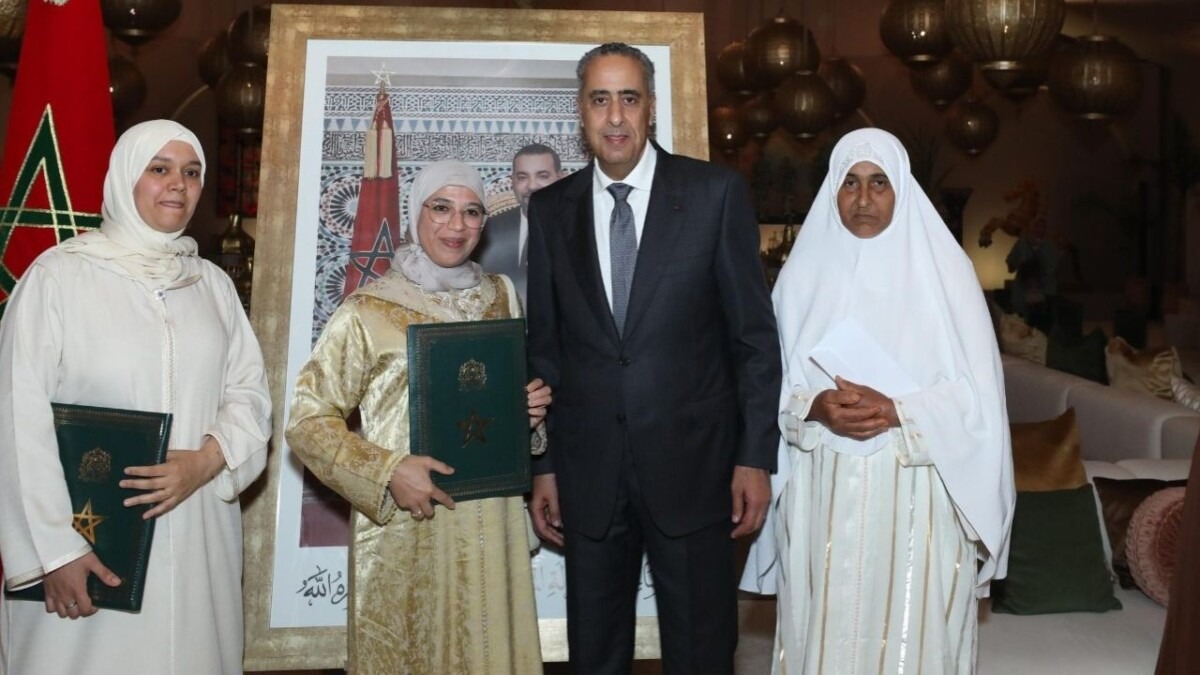 جريدة الاخبار 24 % - عبد اللطيف حموشي يحل بإيموزار لزيارة أسرة شهيد الواجب