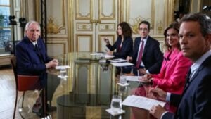 جريدة الاخبار 24 % - فرانسوا بايرو امام اختبار لسيادة فرنسا واستقرارها السياسي والمالي