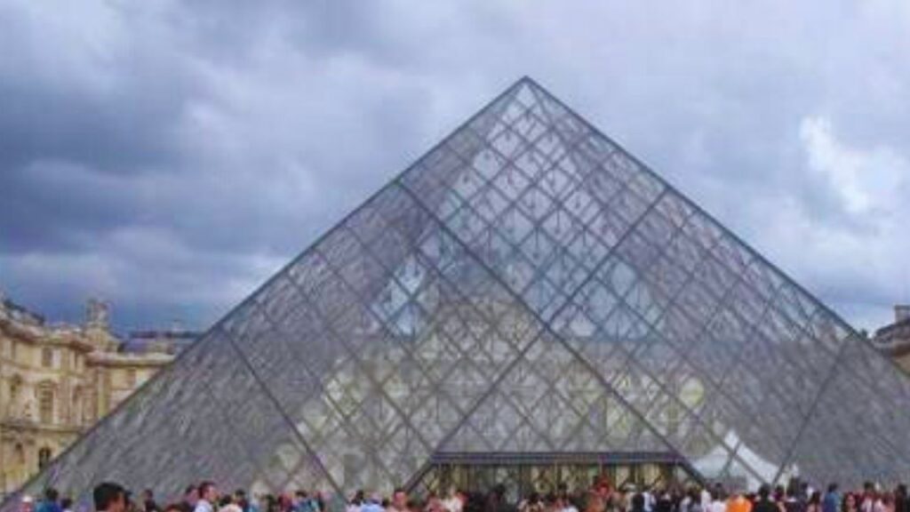 جريدة الاخبار 24 % - متحف اللوفر يفتح أبوابه وسط تحقيقات حول سرقة قطع تاريخية