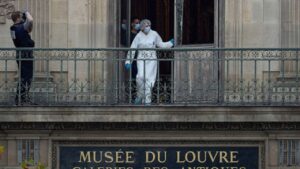 جريدة الاخبار 24 % - توقيف مشتبه بهم بسرقة متحف اللوفر والاقتراب من العقل المدبر