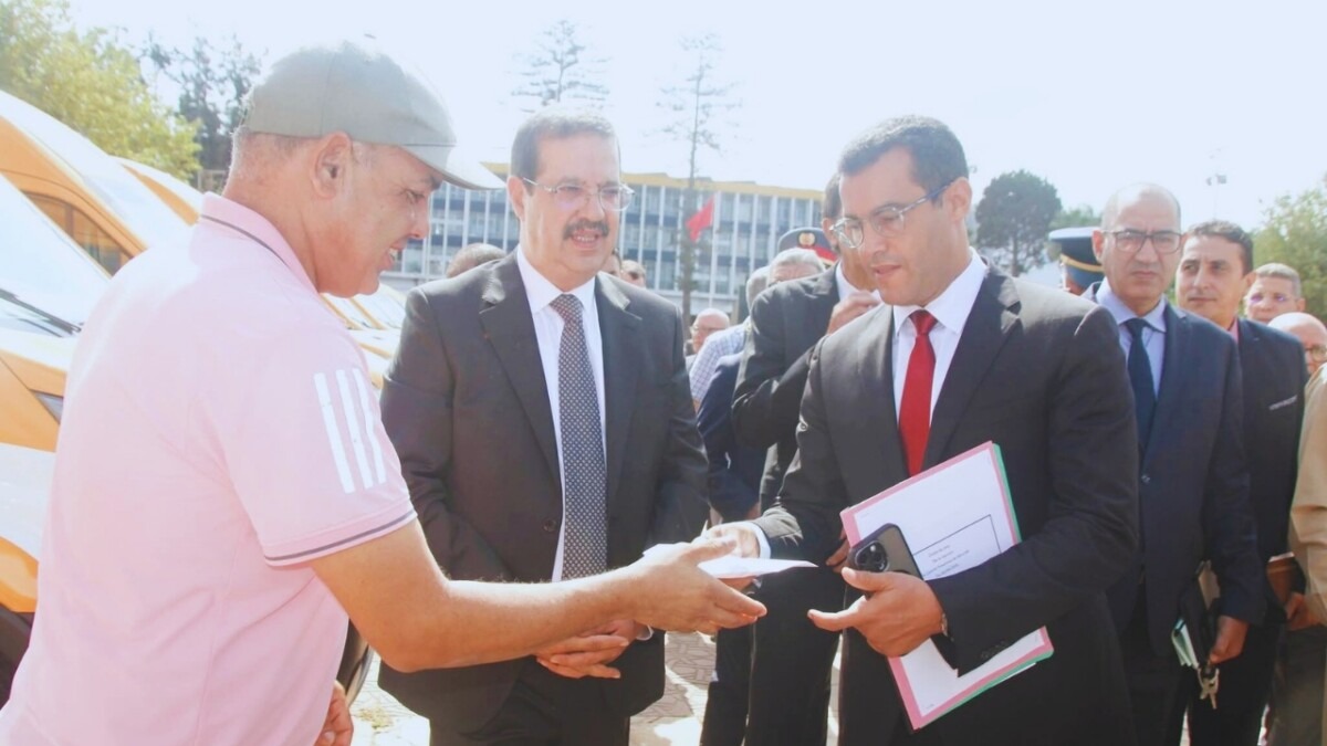 جريدة الاخبار 24 % - عامل القنيطرة يشرف على تسليم حافلات النقل المدرسي ضمن المبادرة الوطنية