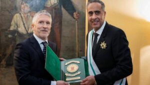 جريدة الاخبار 24 % - المدير العام للأمن الوطني يوشح بالصليب الأكبر للحرس المدني الإسباني