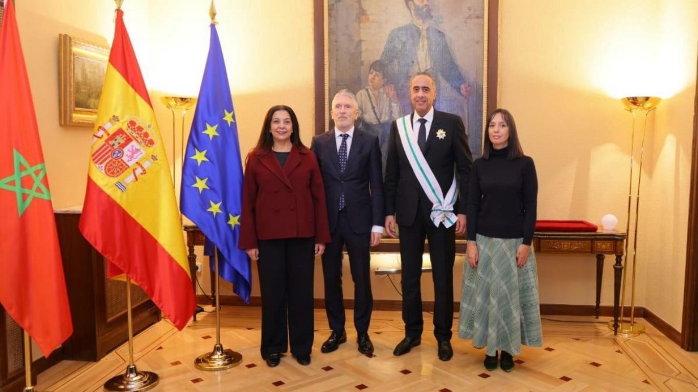 المدير العام للأمن الوطني يوشح بالصليب الأكبر للحرس المدني الإسباني - 2026 جريدة الاخبار 24 % - المدير العام للأمن الوطني يوشح بالصليب الأكبر للحرس المدني الإسباني