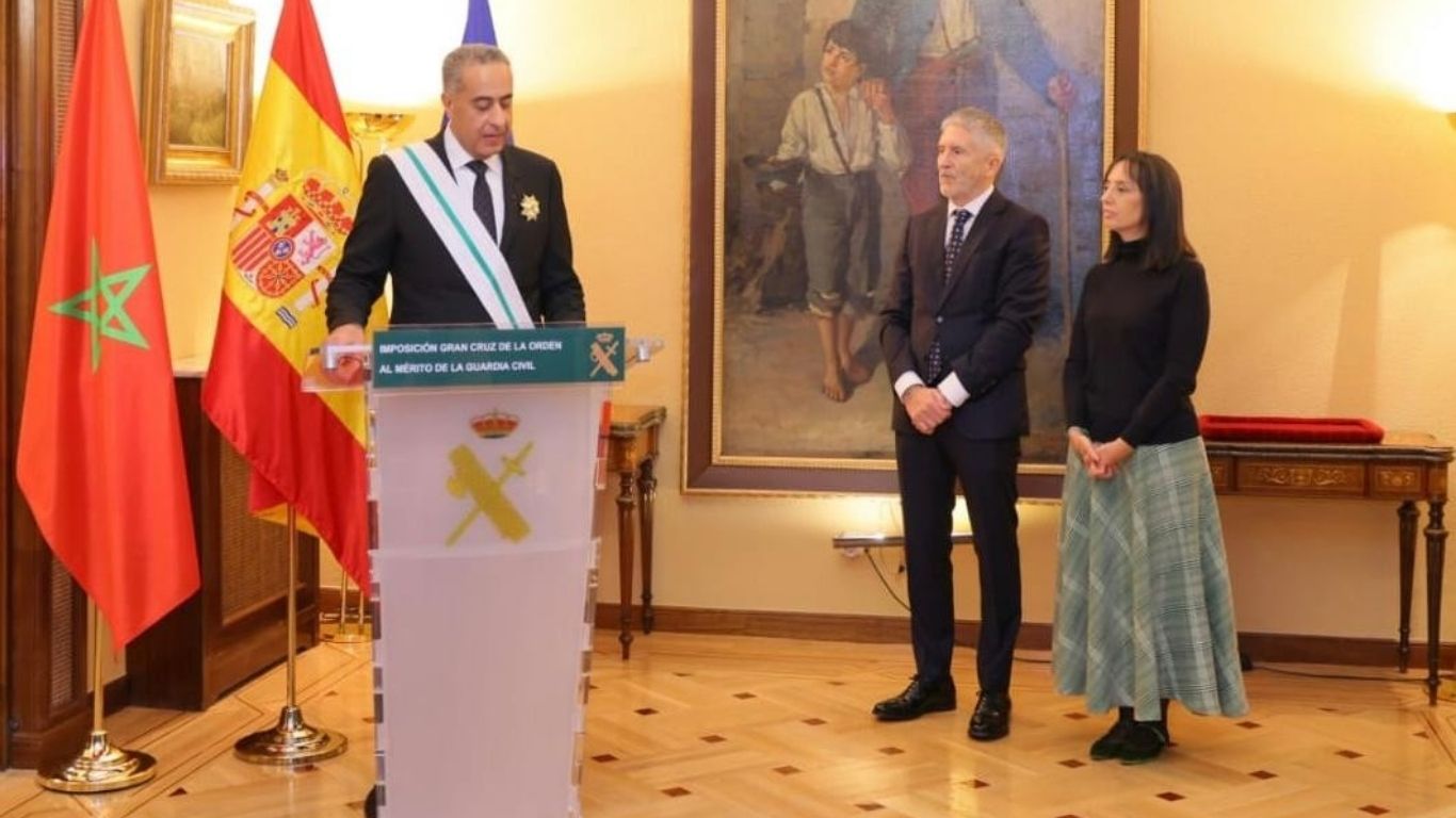 المدير العام للأمن الوطني يوشح بالصليب الأكبر للحرس المدني الإسباني - 2026 جريدة الاخبار 24 % - المدير العام للأمن الوطني يوشح بالصليب الأكبر للحرس المدني الإسباني