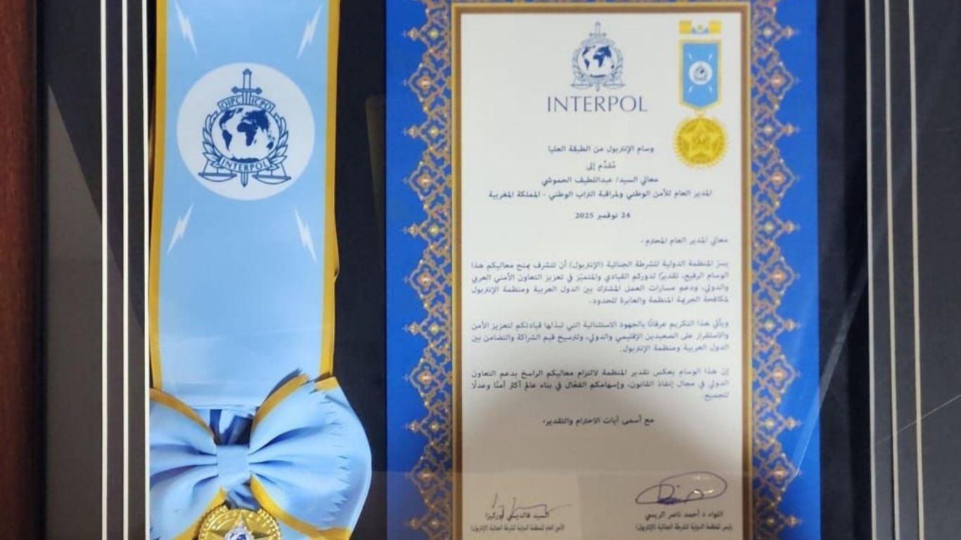 جريدة الاخبار 24 % - توشيح عبد اللطيف حموشي بوسام الأنتربول من الطبقة العليا