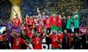 جريدة الاخبار 24 % - تتويج المنتخب الوطني المغربي عقب فوزه بثلاثية على نظيره الأردني بقطر