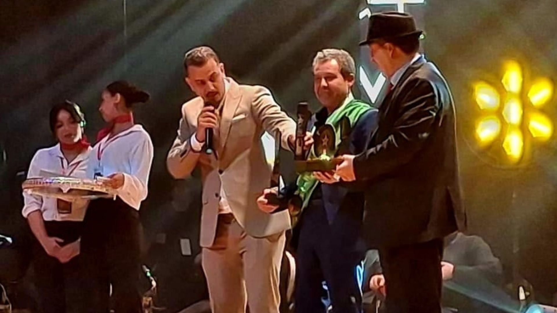 تكريم عبد الكبير الركاكنة بجائزة النجم المغربي 2025 لمسيرته الفنية - 2026 جريدة الاخبار 24 % - تكريم عبد الكبير الركاكنة بجائزة النجم المغربي 2025 لمسيرته الفنية